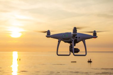 profesyonel casus uçak dört helikopter ile gözetleme için uçmaya hazır gün batımında dijital fotoğraf makinesi. Rotor Uav Close-up. dört uç pervane dron. siluet helikopter üzerinde güzel gün batımı.