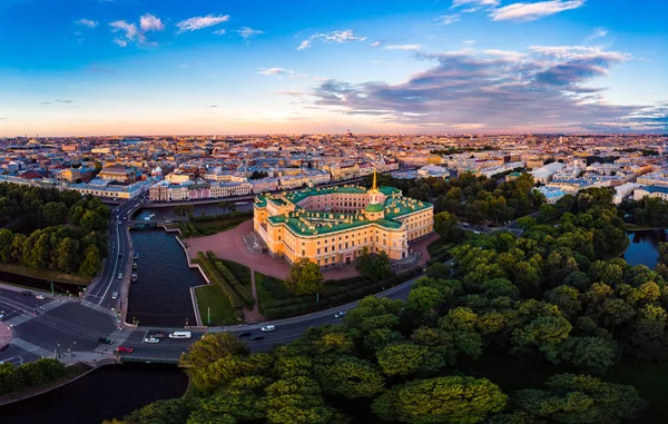 SAINT-PETERSBURG Rússia: bela vista superior de São Petersburgo do ar um engenheiro do castelo Mikhailovsky e jardim de verão em um dia ensolarado de verão . — Fotografia de Stock