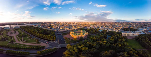 Saint-Petersburg Rusya: güzel üstten görünüm St. Petersburg hava Mikhailovsky engineerin Kalesi, Rus Müzesi ve Mars, alan gün güneşli yaz.