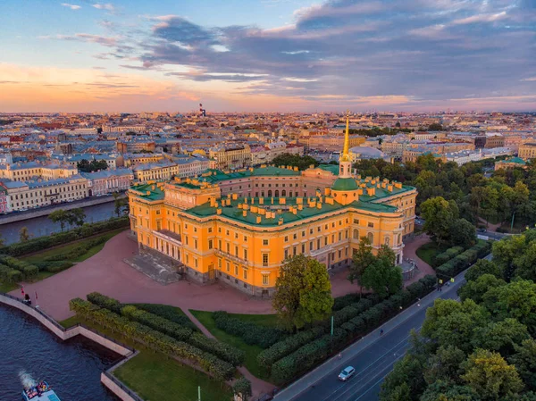 SAINT-PETERSBURG Rusia: hermosa vista superior de San Petersburgo desde el aire un ingeniero castillo Mikhailovsky y jardín de verano en un día soleado de verano . — Foto de Stock