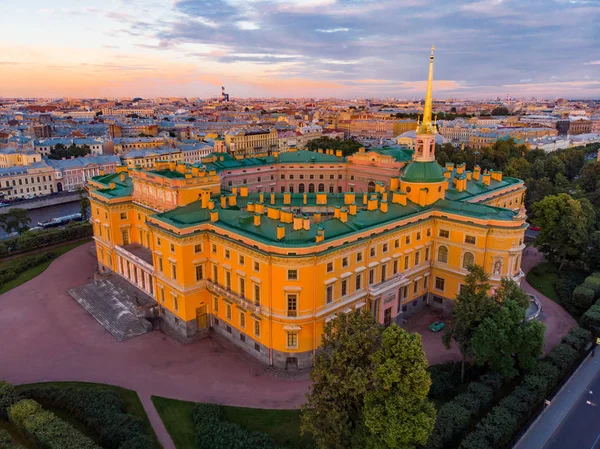 SAINT-PETERSBURG Rusia: hermosa vista superior de San Petersburgo desde el aire un ingeniero castillo Mikhailovsky y jardín de verano en un día soleado de verano . — Foto de Stock