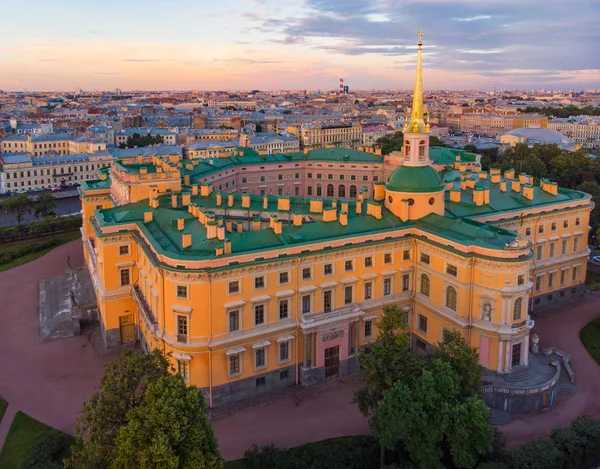 Saint-Petersburg Rusya: güzel üst görünümden St. Petersburg hava bir Mikhailovsky kale engineerin ve yaz bahçesi gün güneşli yaz.