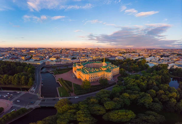 圣彼得堡俄罗斯: 美丽的圣彼得堡从空中的 Mikhailovsky 城堡工程和夏日花园在一个阳光明媚的夏日美景. — 图库照片