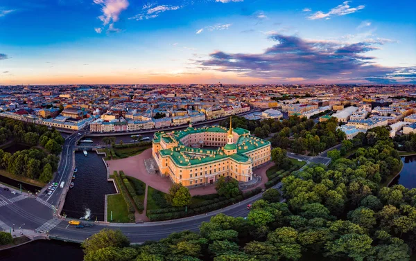 SAINT-PETERSBURG Rússia: bela vista superior de São Petersburgo do ar um engenheiro do castelo Mikhailovsky e jardim de verão em um dia ensolarado de verão . — Fotografia de Stock