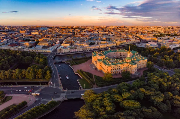 SAINT-PETERSBURG Rusia: hermosa vista superior de San Petersburgo desde el aire un ingeniero castillo Mikhailovsky y jardín de verano en un día soleado de verano . — Foto de Stock