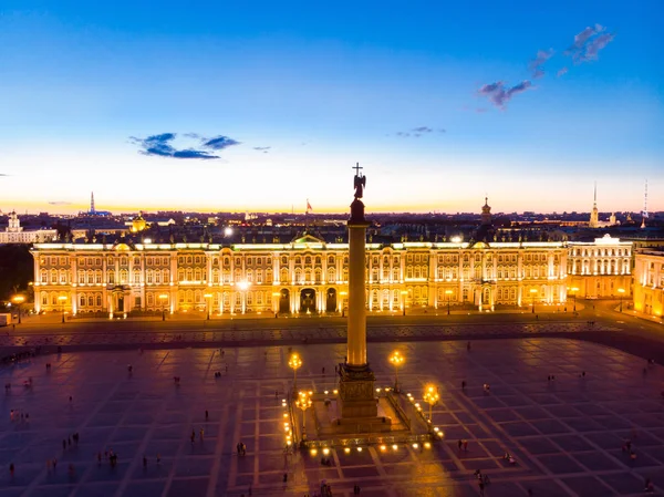 Vista frontal aérea en el edificio del Palacio de Invierno en noches blancas, Plaza del Palacio exterior y Columna Aleksandr en verano. Vista superior desde el dron. San Petersburgo, Rusia — Foto de Stock