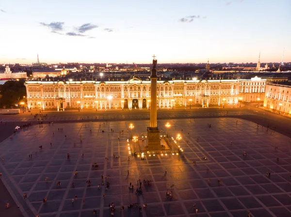 在白夜的冬季宫大楼，夏季的外宫广场和Aleksandr圆柱的空中前景。从无人机俯瞰。俄罗斯联邦圣彼得堡 — 图库照片
