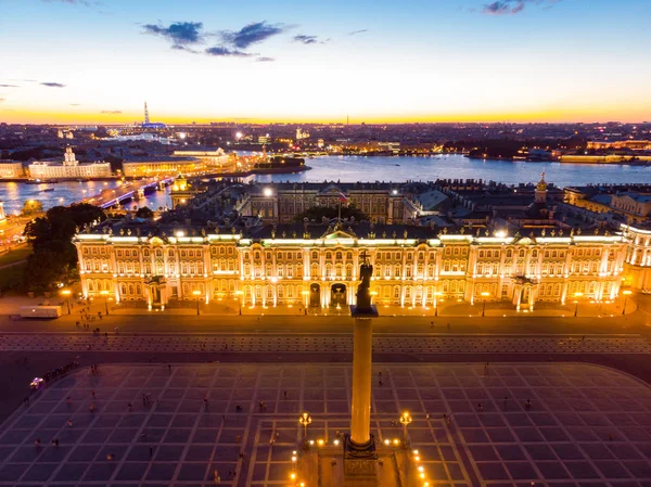 在白夜的冬季宫大楼，夏季的外宫广场和Aleksandr圆柱的空中前景。从无人机俯瞰。俄罗斯联邦圣彼得堡 — 图库照片
