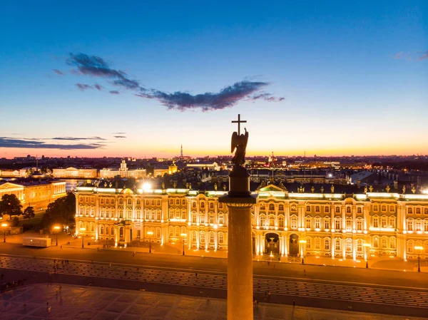 Vista frontal aérea en el edificio del Palacio de Invierno en noches blancas, Plaza del Palacio exterior y Columna Aleksandr en verano. Vista superior desde el dron. San Petersburgo, Rusia — Foto de Stock