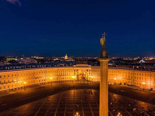 Vista frontal aérea no Estado-Maior e arco do Triunfo em noites brancas, Praça do Palácio exterior e Coluna Aleksandr no verão. Vista superior do drone. São Petersburgo, Rússia — Fotografia de Stock