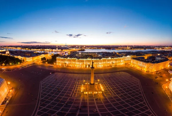 Повітряний вид на будівлю Зимового палацу в білі ночі, зовнішня площа палацу і колона Олександра влітку. Вид зверху з дрона. Санкт-Петербург, Росія — стокове фото