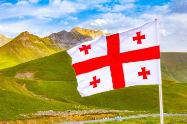 Kafkas Dağları'nın arka planı Gürcü askeri yolda Gürcistan bayrağı sallayarak için güzel bir manzara. Dusheti bölgesi.