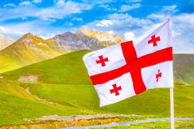 Kafkas Dağları'nın arka planı Gürcü askeri yolda Gürcistan bayrağı sallayarak için güzel bir manzara. Dusheti bölgesi.