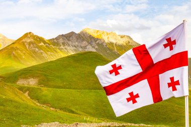Kafkas Dağları'nın arka planı Gürcü askeri yolda Gürcistan bayrağı sallayarak için güzel bir manzara. Dusheti bölgesi.