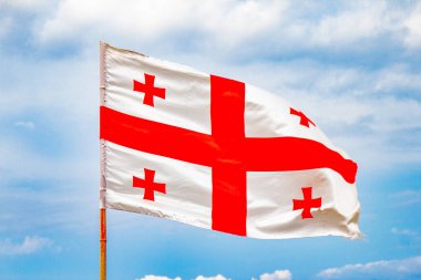 Kafkas Dağları'nın arka planı Gürcü askeri yolda Gürcistan bayrağı sallayarak için güzel bir manzara. Dusheti bölgesi.