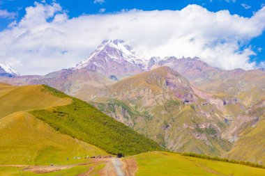 Mount Kazbek güzel manzara Gergeti Trinity Kilisesi Tsminda Sameba yaz sanny günde. Uyuyan bir değişken bir Stratovolkan ve Kafkasya büyük dağlar biridir. Gergeti Georgia.
