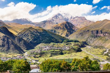 Mount Kazbek 5033 metre ve Gergeti Trinity Kilisesi Tsminda Sameba, Holy Trinity Kilisesi Gürcistan'daki stepantsminda kazbegi köyden.