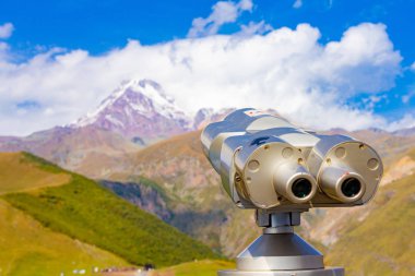 Kazbeg karlı dağ başında Gürcistan'daki Gergeti köyü yakınındaki Gergeti Trinity Kilisesi Tsminda Sameba kutsal kilise görünümü noktadan yönelik Binoscope