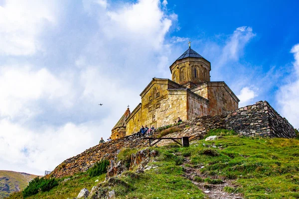Gergeti-Dreifaltigkeitskirche tsminda sameba, Dreifaltigkeitskirche in der Nähe des Dorfes Gergeti in Georgien, unter dem Berg Kazbegi — Stockfoto