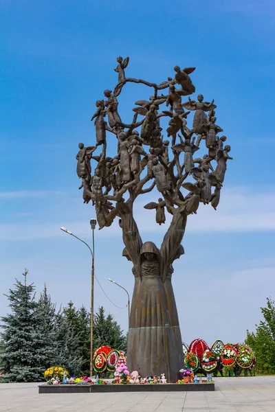 Escultura na cidade dos anjos "A Árvore da Tristeza". O cemitério eram crianças enterradas de ataques terroristas na escola. Onde mais 300 pessoas foram mortas. Beslan Cáucaso Rússia . — Fotografia de Stock