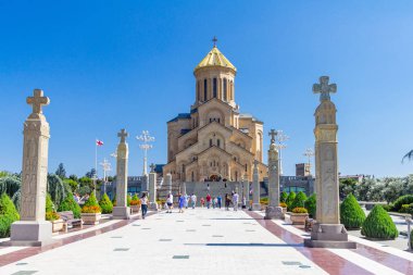 Merdiven çalışması ve çapraz ile ana görünümde sütunları Tiflis Sameba Katedrali Tsminda Kutsal Üçlü en büyük Kilisesi Ortodoks sany günde Kafkasya'da içinde sütun. Gürcü ana Katedrali.