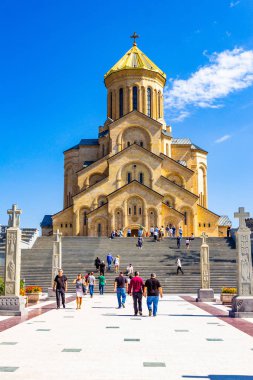 Merdiven çalışması ve çapraz ile ana görünümde sütunları Tiflis Sameba Katedrali Tsminda Kutsal Üçlü en büyük Kilisesi Ortodoks sany günde Kafkasya'da içinde sütun. Gürcü ana Katedrali.