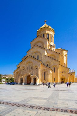Merdiven çalışması ve çapraz ile ana görünümde sütunları Tiflis Sameba Katedrali Tsminda Kutsal Üçlü en büyük Kilisesi Ortodoks sany günde Kafkasya'da içinde sütun. Gürcü ana Katedrali.
