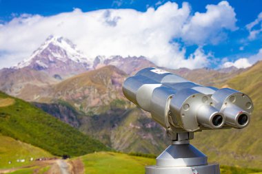 Kazbeg karlı dağ başında Gürcistan'daki Gergeti köyü yakınındaki Gergeti Trinity Kilisesi Tsminda Sameba kutsal kilise görünümü noktadan yönelik Binoscope