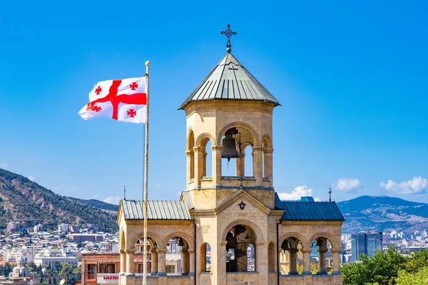 Sameba Katedrali Tsminda Tiflis Holy Trinity içinde siteye üzerinde arka plan Şapel üzerinde güzel görünümü Gürcü bayrağı için. En büyük Kilisesi Ortodoks sanny günde Caucasus Georgia bölgesindeki.