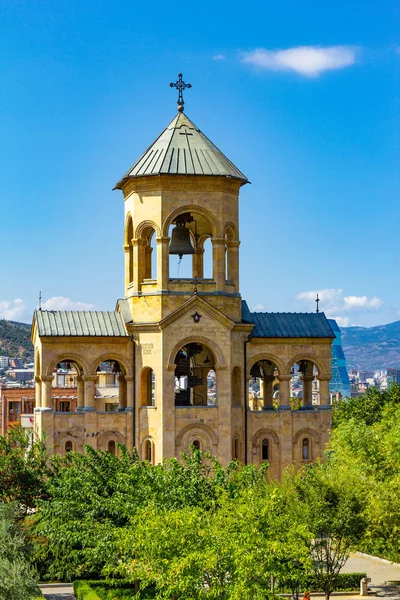 Bela vista para a capela no local para a Catedral de Sameba Tsminda em Tbilisi Santíssima Trindade. A maior igreja ortodoxa na região do Cáucaso Geórgia em um dia de babá. A principal catedral da ortodoxia georgiana — Fotografia de Stock