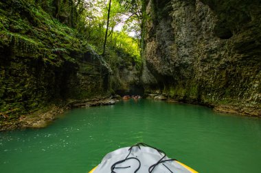 Tekne tur pitoresk Martvili Kanyon Georgia Kutaisi yakınındaki şaşırtıcı görünümü. Güzel doğal Kanyon manzaralı dağ nehir, kristal mavi su ve tekne binmek.