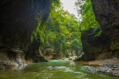 Tekne tur pitoresk Martvili Kanyon Georgia Kutaisi yakınındaki şaşırtıcı görünümü. Güzel doğal Kanyon manzaralı dağ nehir, kristal mavi su ve tekne binmek.