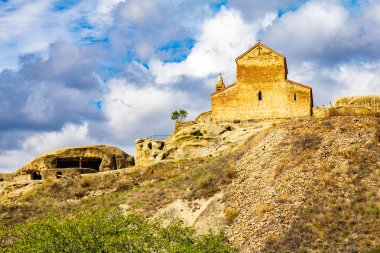 Beautuful görünüm için eski Ortodoks Kilisesi Mount antika cave City Uplistsikhe. Uplistsikhe 9-10 yüzyıla üç-NEF Bazilikası'nın ve vale Mtkvari Nehri'nin,: Shida Kartli, Gori, Gürcistan