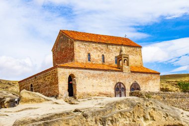 Beautuful görünüm için eski Ortodoks Kilisesi Mount antika cave City Uplistsikhe. Uplistsikhe 9-10 yüzyıla üç-NEF Bazilikası'nın ve vale Mtkvari Nehri'nin,: Shida Kartli, Gori, Gürcistan