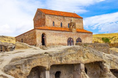 Beautuful görünüm için eski Ortodoks Kilisesi Mount antika cave City Uplistsikhe. Uplistsikhe 9-10 yüzyıla üç-NEF Bazilikası'nın ve vale Mtkvari Nehri'nin,: Shida Kartli, Gori, Gürcistan