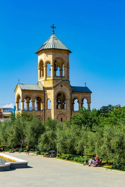 Krásný pohled na kapli na místě Tsminda Sameba katedrála v Tbilisi Nejsvětější Trojice. Největší církev pravoslavná v regionu Kavkazu Georgia v Alois den. Hlavní katedrála gruzínské pravoslaví — Stock fotografie