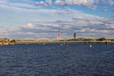 Riga Dome Katedrali ve St. Peters kilise Panorama Letonya güneşli günde yağmurlu bulutlar altında