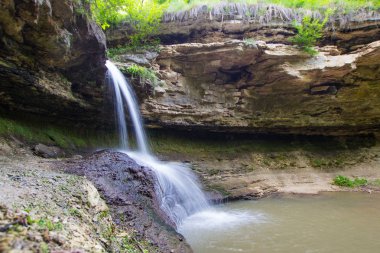 Ünlü Moldova şelale village Saharna, Rezina bölge, bir parlak güneşli yaz gününde görülen Moldova Cumhuriyeti yakınında güzel görünüme.
