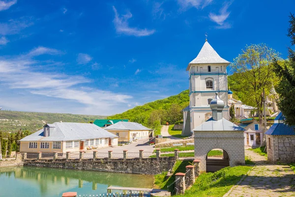 Όμορφη θέα προς το Άγιο Kalarashovsky-Ουσπένσκι γυναικείο μοναστήρι στην sany Ζάμμερ ημέρα. Μοναστήρι που βρίσκεται στη δεξιά όχθη του Δνείστερου κοντά στο χωριό Kalarashovka Μολδαβίας. Μοναστήρι ιδρύθηκε Xvi αιώνα. — Φωτογραφία Αρχείου
