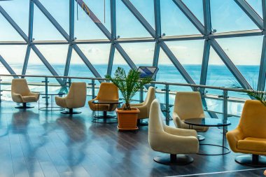 Restoran İç Georgia Batum tarihi merkezi, ünlü alfabe kulesinde üst kısmında yer alır. Pencereden güzel bir Karadeniz ve bina eski şehir manzarası sunmaktadır