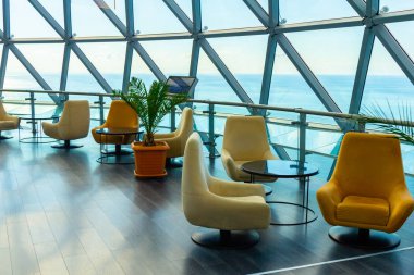 Restoran İç Georgia Batum tarihi merkezi, ünlü alfabe kulesinde üst kısmında yer alır. Pencereden güzel bir Karadeniz ve bina eski şehir manzarası sunmaktadır