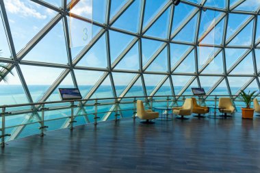 Restoran İç Georgia Batum tarihi merkezi, ünlü alfabe kulesinde üst kısmında yer alır. Pencereden güzel bir Karadeniz ve bina eski şehir manzarası sunmaktadır