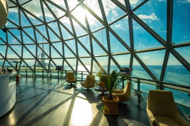 Restoran İç Georgia Batum tarihi merkezi, ünlü alfabe kulesinde üst kısmında yer alır. Pencereden güzel bir Karadeniz ve bina eski şehir manzarası sunmaktadır