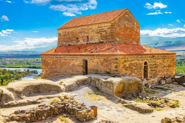 Beautuful görünüm için eski Ortodoks Kilisesi Mount antika cave City Uplistsikhe. Uplistsikhe 9-10 yüzyıla üç-NEF Bazilikası'nın ve vale Mtkvari Nehri'nin,: Shida Kartli, Gori, Gürcistan