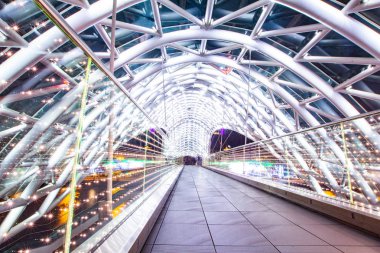 Barış Köprüsü bir yay şeklinde yaya köprüsü, çelik ve cam inşaat çok sayıda LED'ler ile aydınlatılmış Kura Nehri şehir Tiflis, Gürcistan'ın başkenti. Gece fotoğraf.