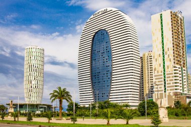 Batum, Acara, Gürcistan - Eylül 22,2018 görünümünde yeni modern Marriott hotel, adalet evi kamu hizmeti Hall üzerinde ve altında İnşaat kuleler, ayna yansıması ile Ardagani Gölü