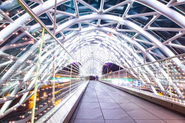 Barış Köprüsü bir yay şeklinde yaya köprüsü, çelik ve cam inşaat çok sayıda LED'ler ile aydınlatılmış Kura Nehri şehir Tiflis, Gürcistan'ın başkenti. Gece fotoğraf.