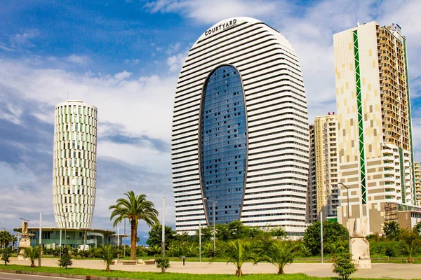 Batum, Acara, Gürcistan - Eylül 22,2018 görünümünde yeni modern Marriott hotel, adalet evi kamu hizmeti Hall üzerinde ve altında İnşaat kuleler, ayna yansıması ile Ardagani Gölü