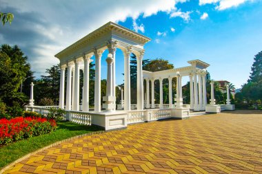 Zarif beyaz Yunan - güzel görünüme stil colonnades şehir beach, Batum, Gürcistan için giriş olarak hizmet veren. Batum uygun bir doğal Karadeniz koyda yer alan bir şık beldesidir