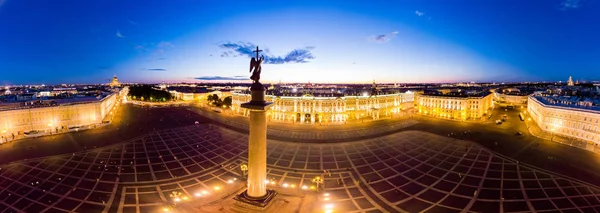 冬季宫大楼 外部宫殿广场和亚历山大柱的鸟前景 无人机上的白色夜景 圣彼得堡 俄罗斯 — 图库照片